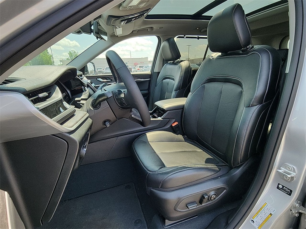 Vehicle image 14 of 27