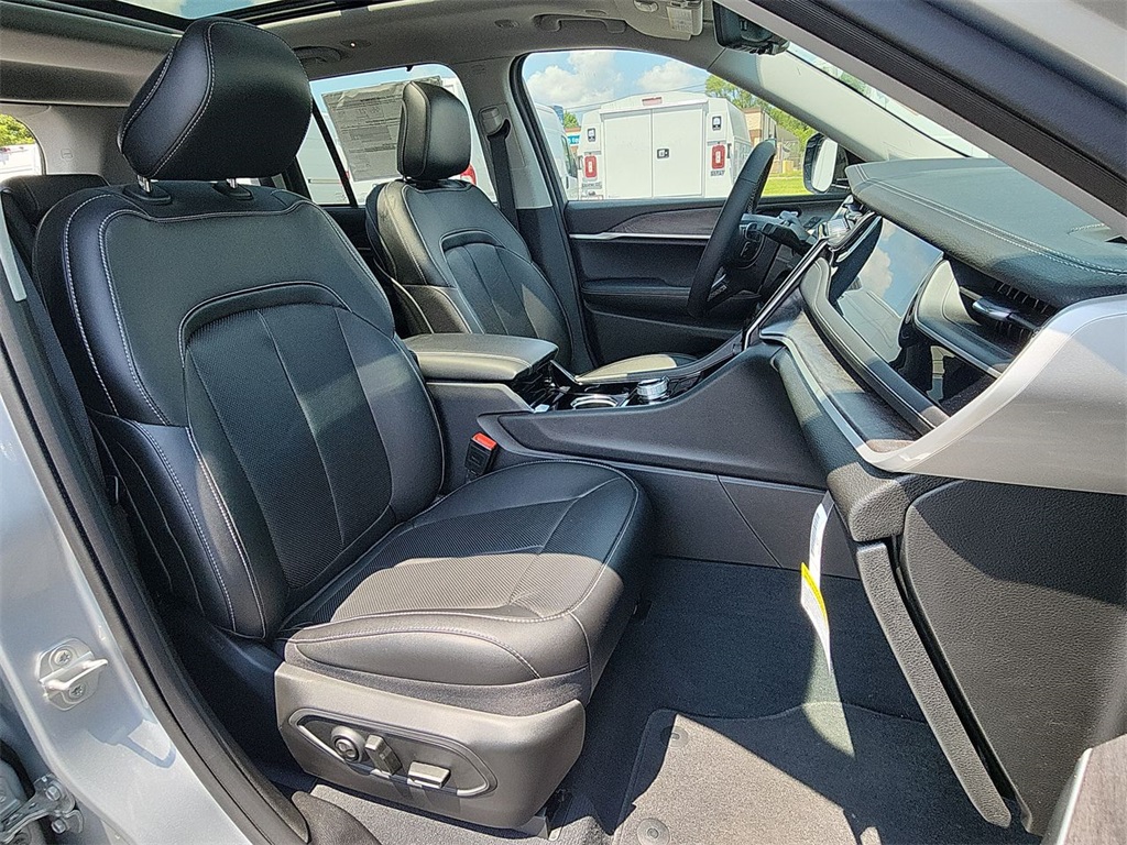 Vehicle image 12 of 27