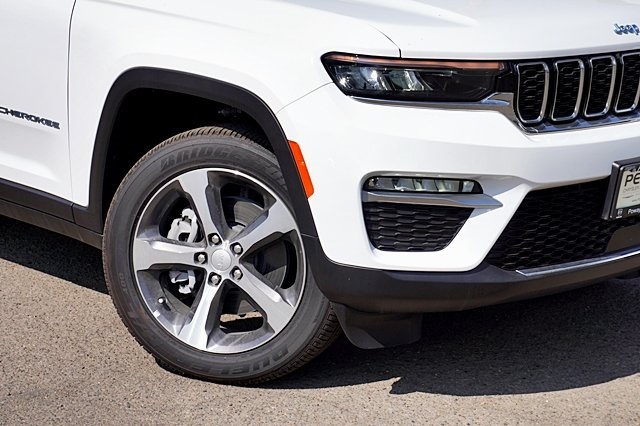 Vehicle image 8 of 42