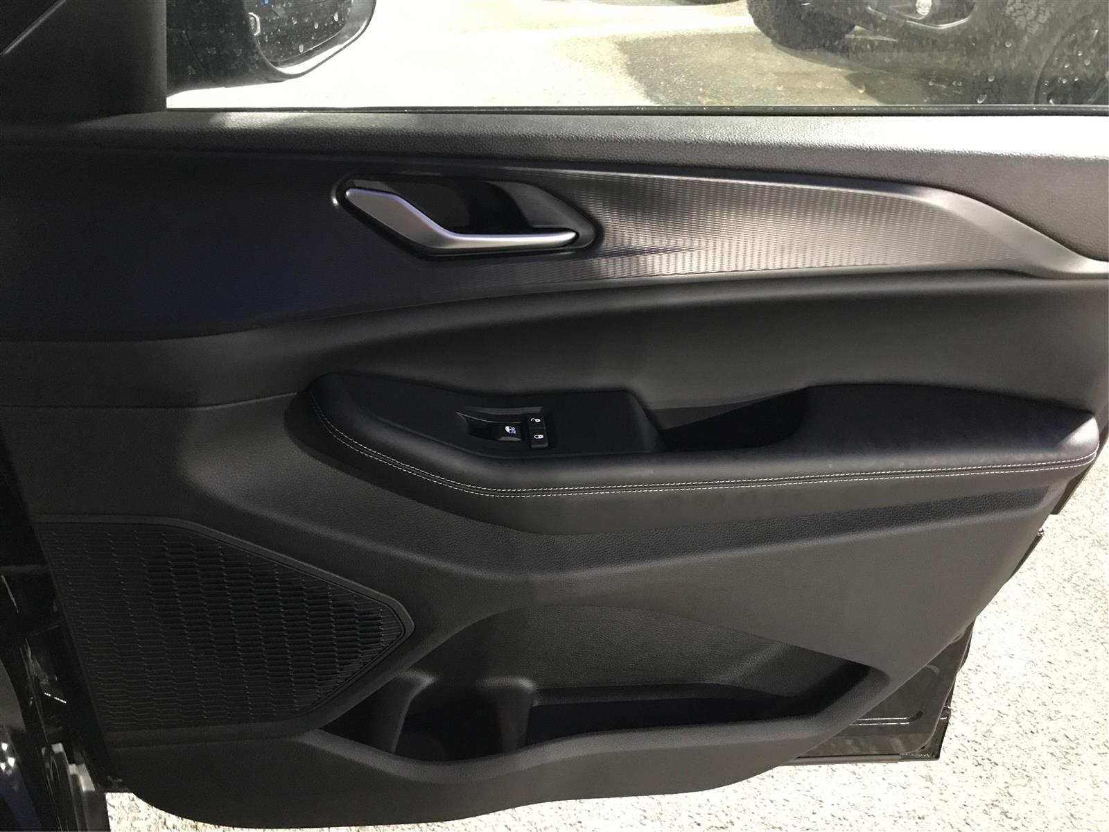 Vehicle image 21 of 23