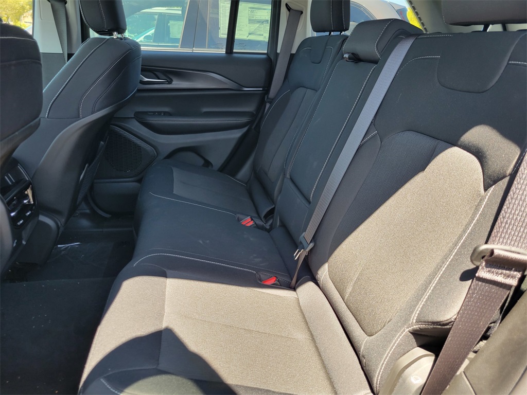 2023 Jeep Grand Cherokee Laredo Image 5 of 11