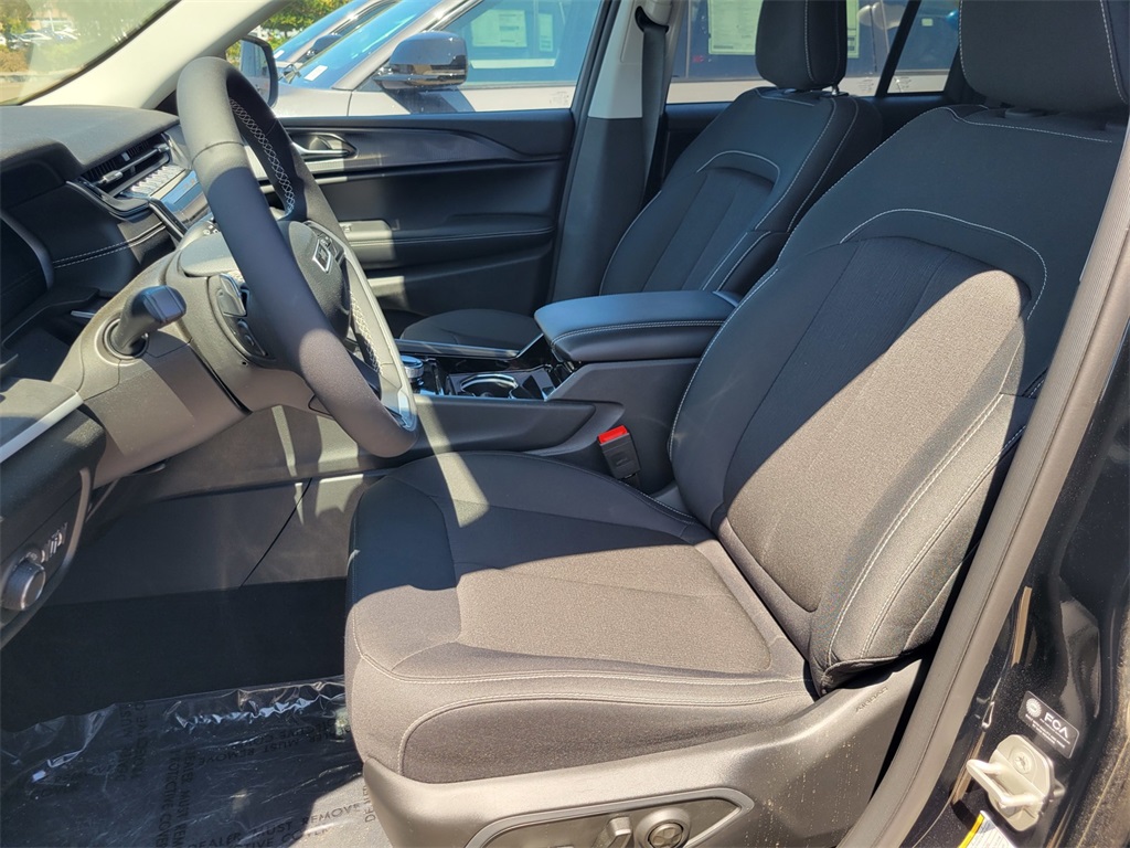 2023 Jeep Grand Cherokee Laredo Image 6 of 11