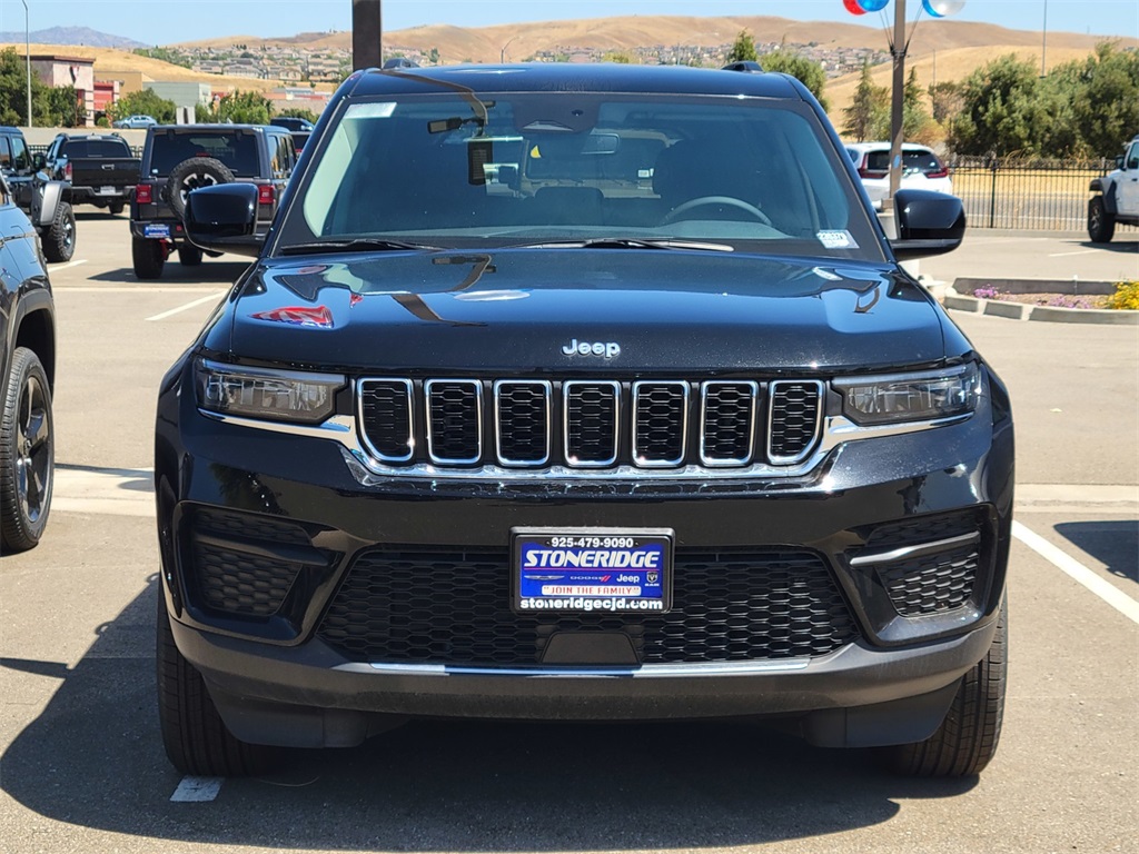 2023 Jeep Grand Cherokee Laredo Image 2 of 11