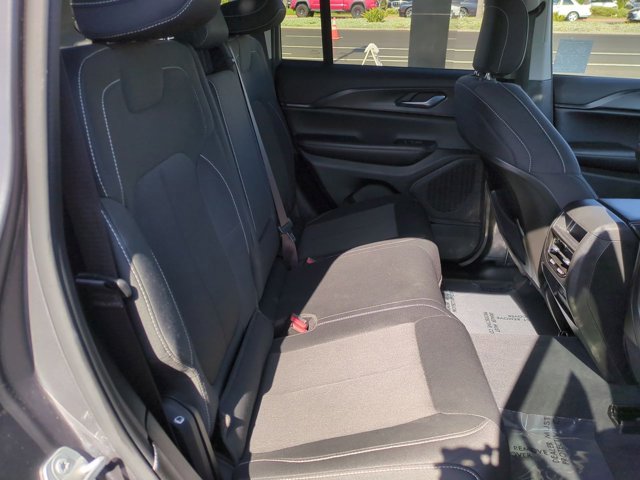 Vehicle image 31 of 33