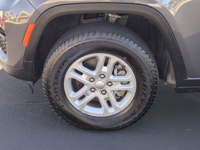 Vehicle image 9 of 33