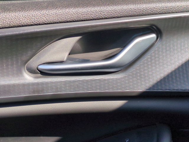 Vehicle image 14 of 33
