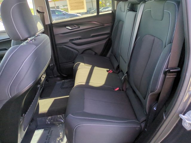 Vehicle image 29 of 33