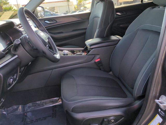 Vehicle image 11 of 33