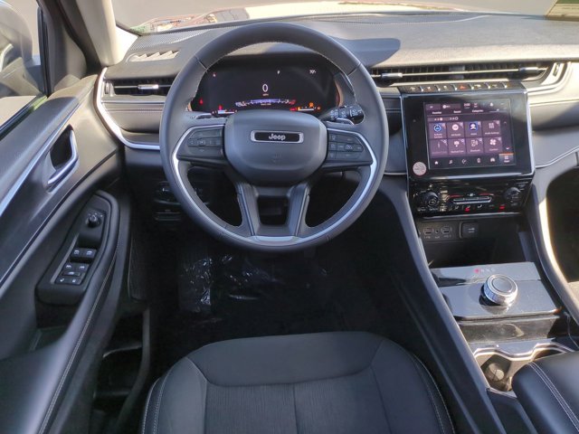 Vehicle image 28 of 33