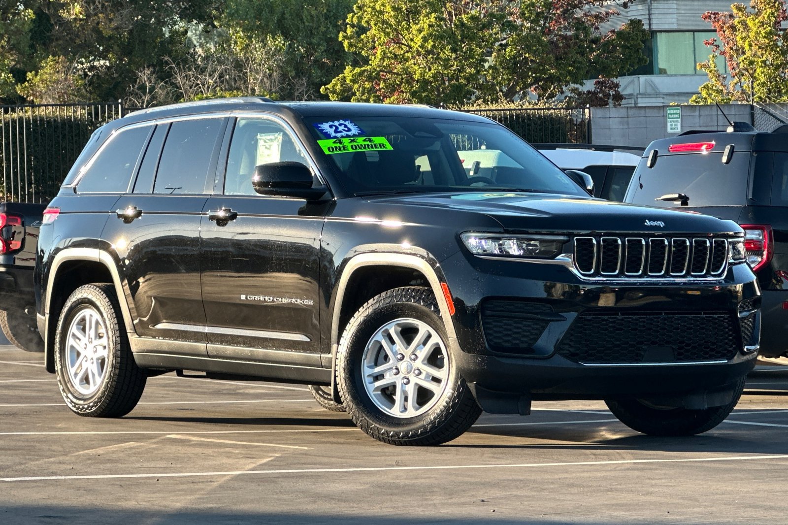 2023 Jeep Grand Cherokee Laredo Image 3 of 30