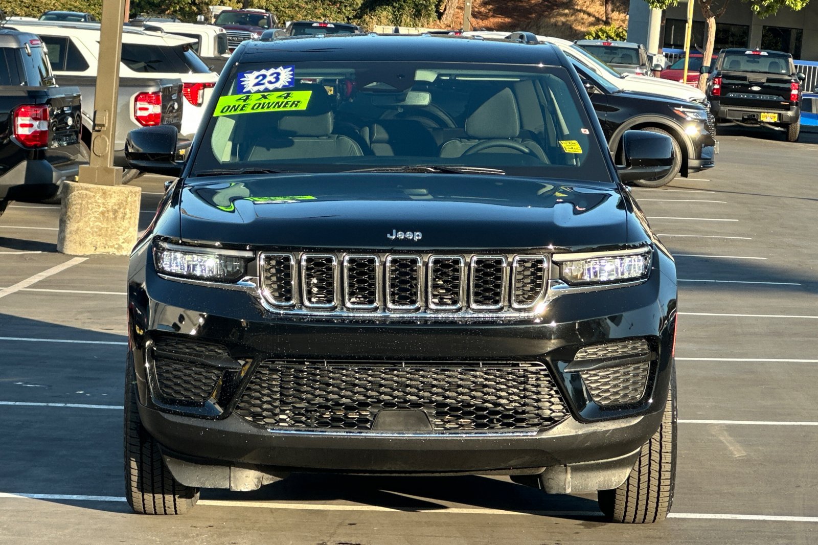 2023 Jeep Grand Cherokee Laredo Image 2 of 30