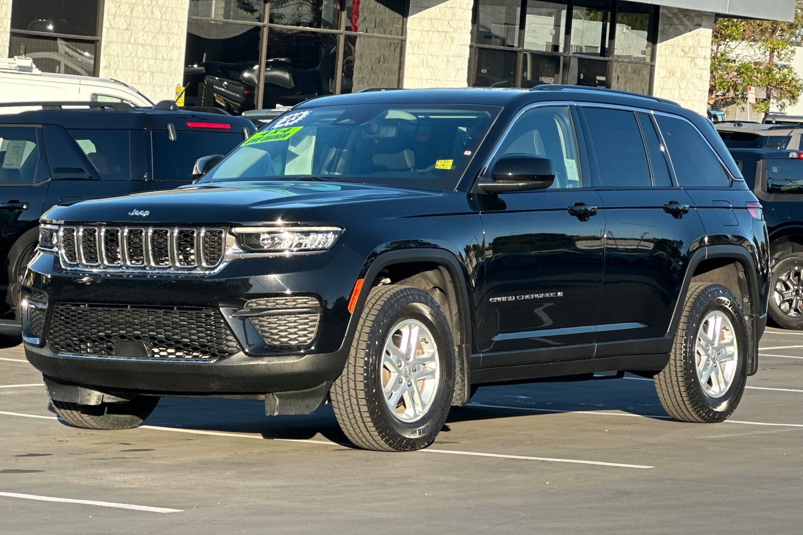 2023 Jeep Grand Cherokee Laredo Image 1 of 30