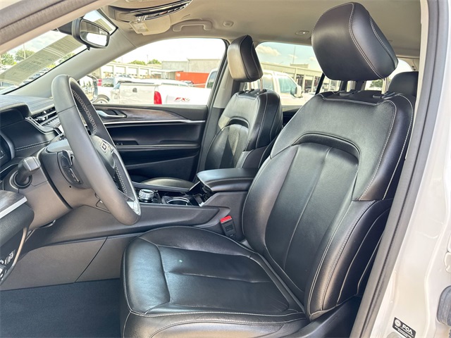 Vehicle image 11 of 25