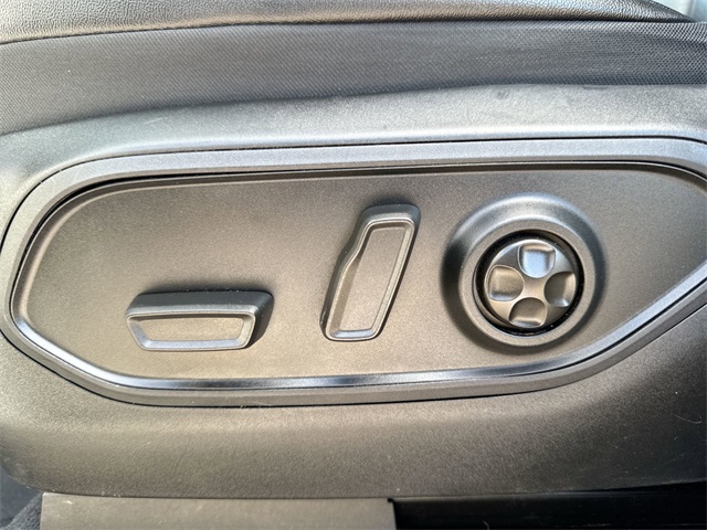 Vehicle image 12 of 25