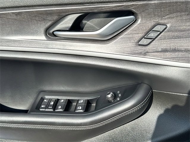 Vehicle image 13 of 25