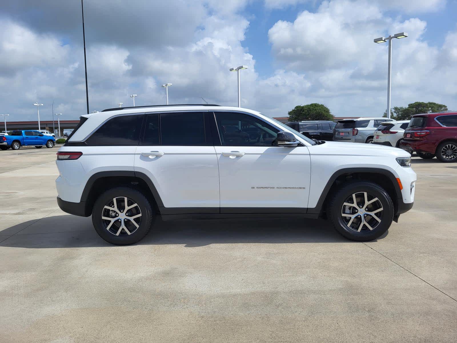 Vehicle image 4 of 28