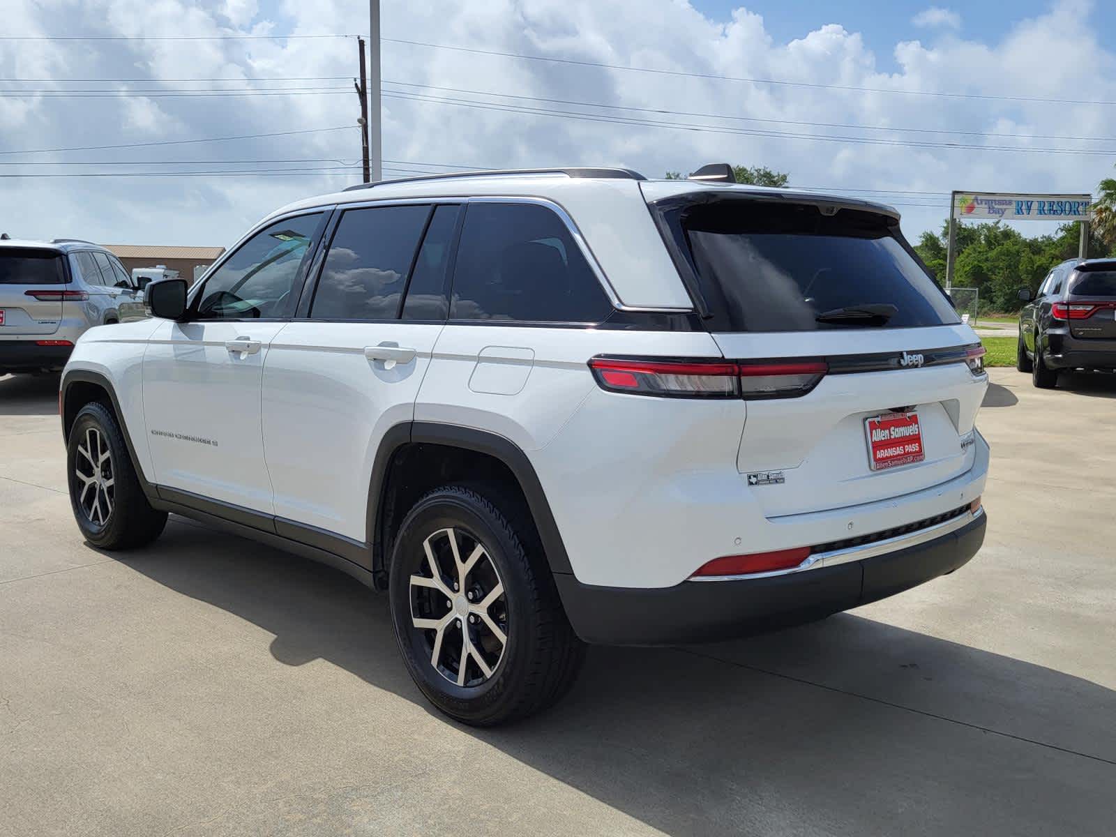 Vehicle image 7 of 28