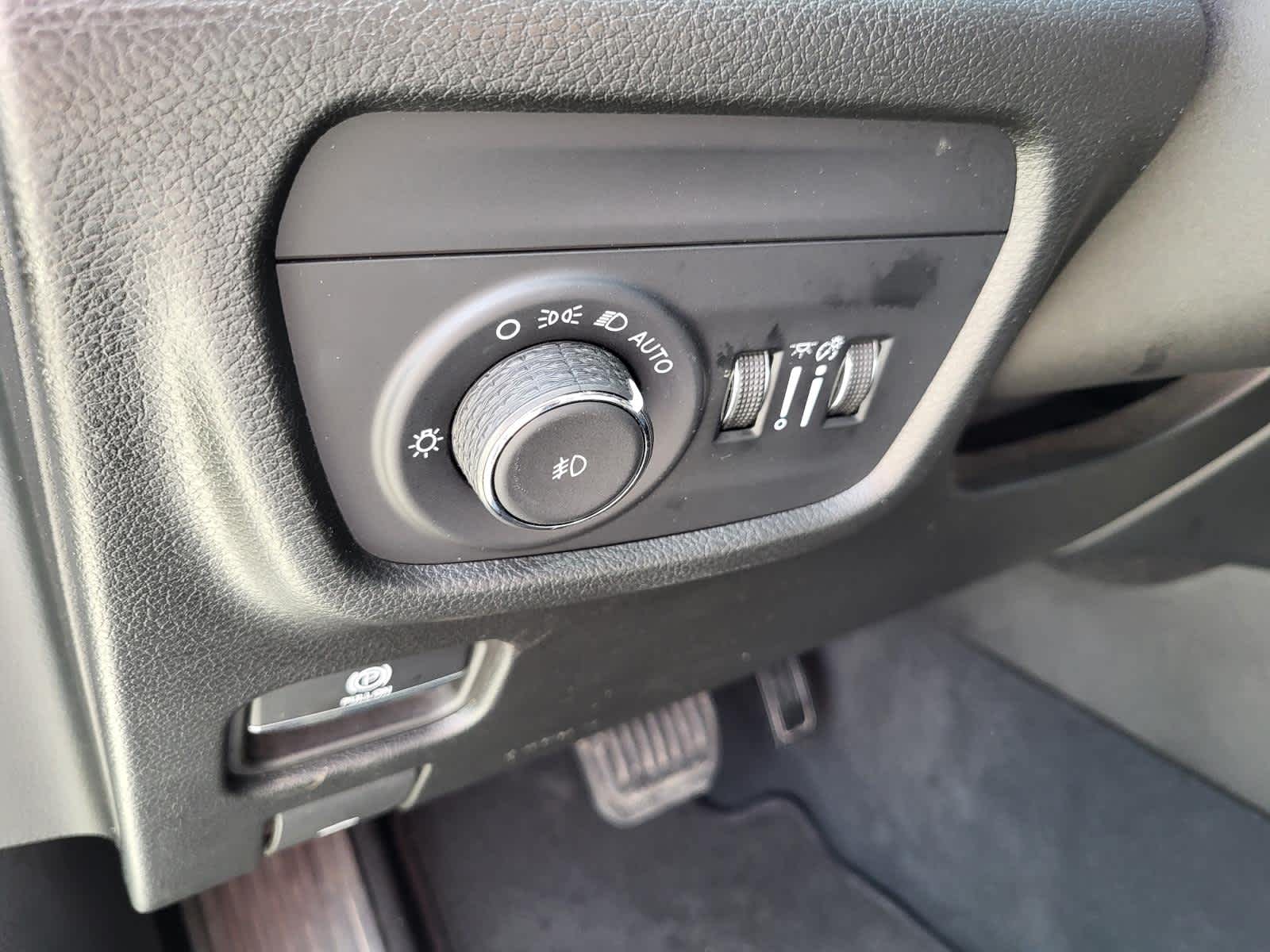 Vehicle image 17 of 28