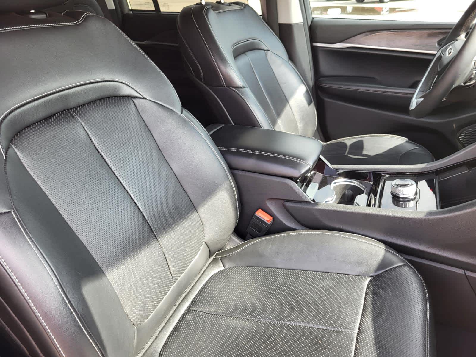 Vehicle image 10 of 28