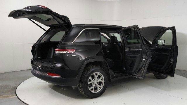 Vehicle image 8 of 34