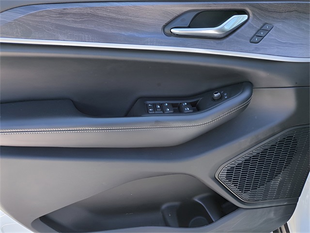 Vehicle image 19 of 41
