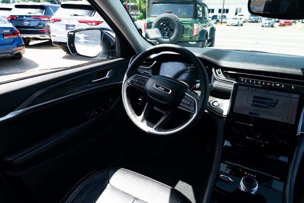 Vehicle image 10 of 28