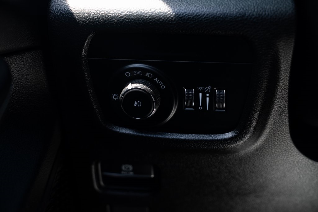 Vehicle image 14 of 28