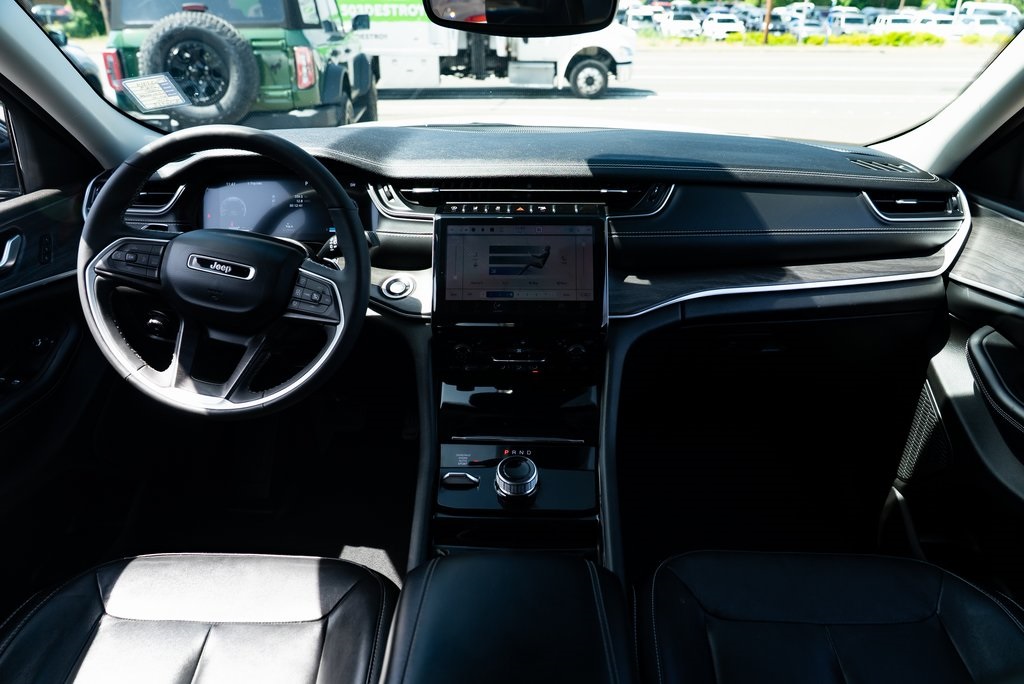 Vehicle image 9 of 28