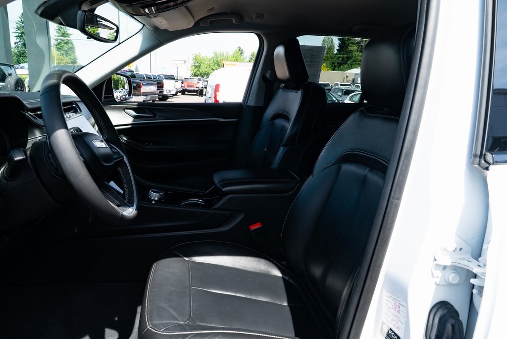 Vehicle image 21 of 28