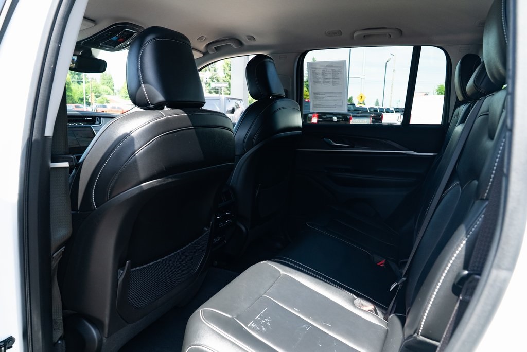 Vehicle image 24 of 28