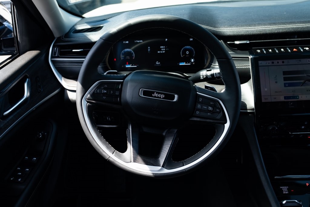 Vehicle image 12 of 28