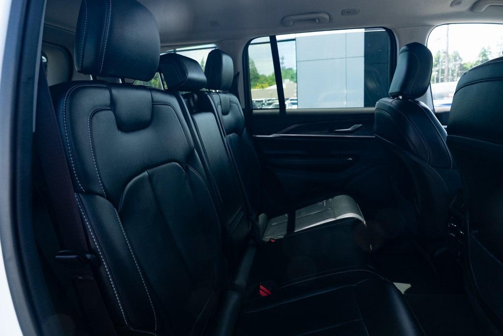 Vehicle image 25 of 28