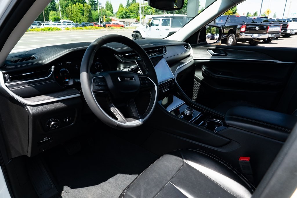 Vehicle image 22 of 28