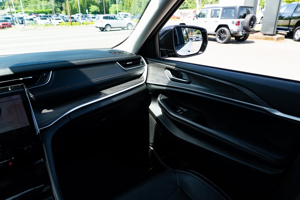 Vehicle image 11 of 28