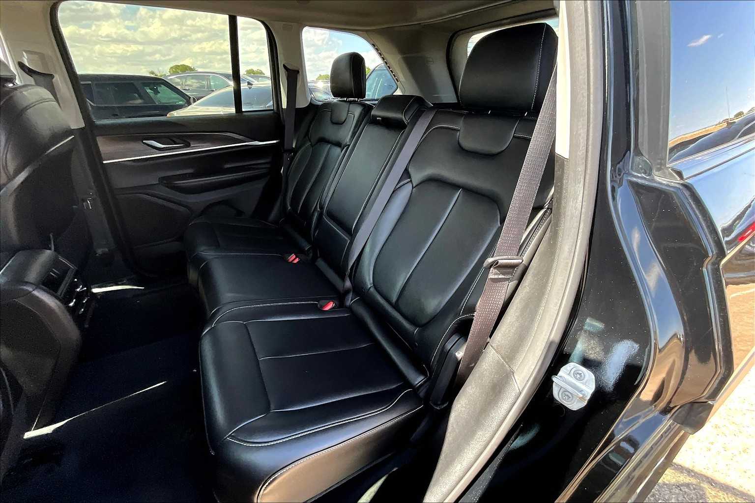 Vehicle image 20 of 33