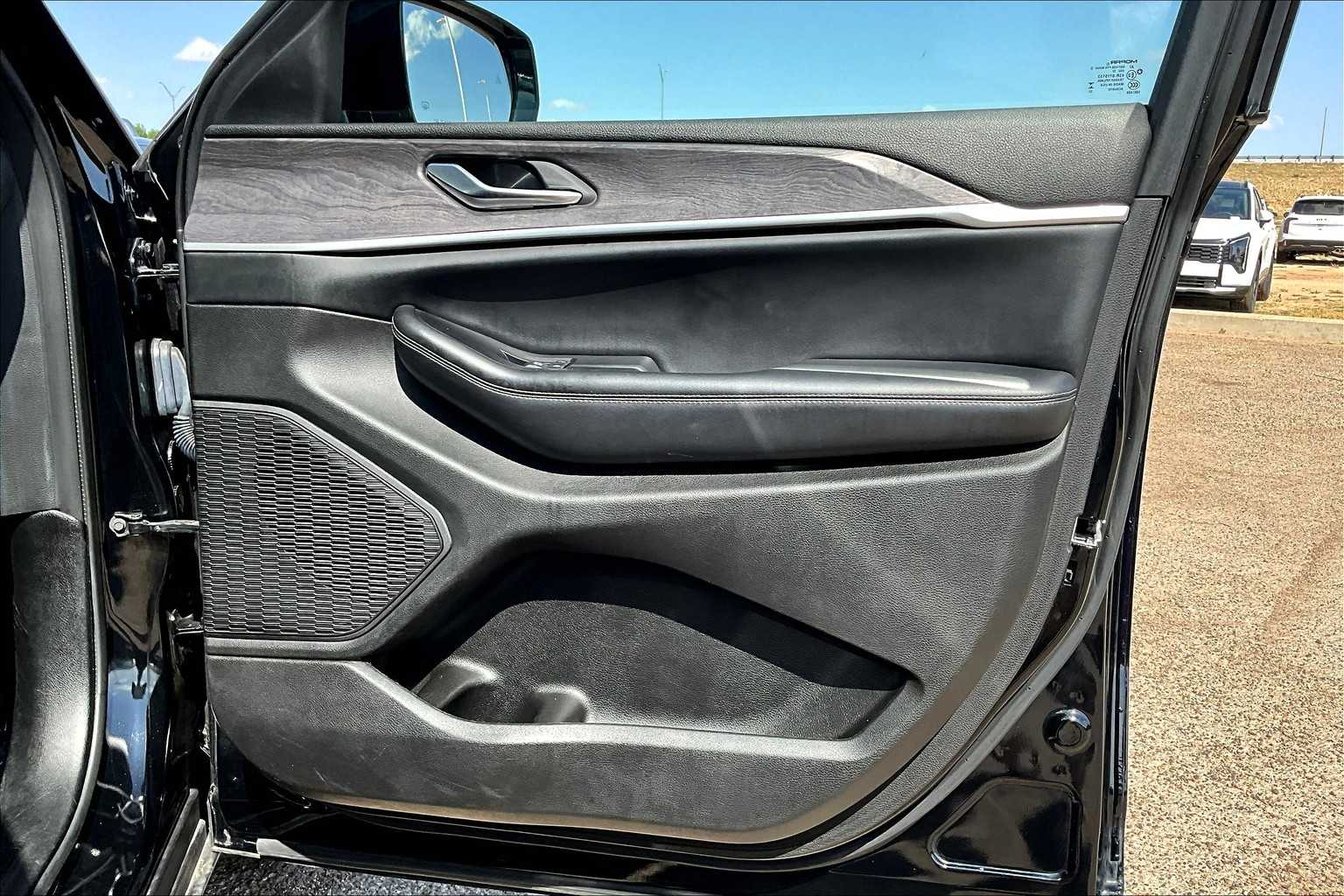 Vehicle image 22 of 33