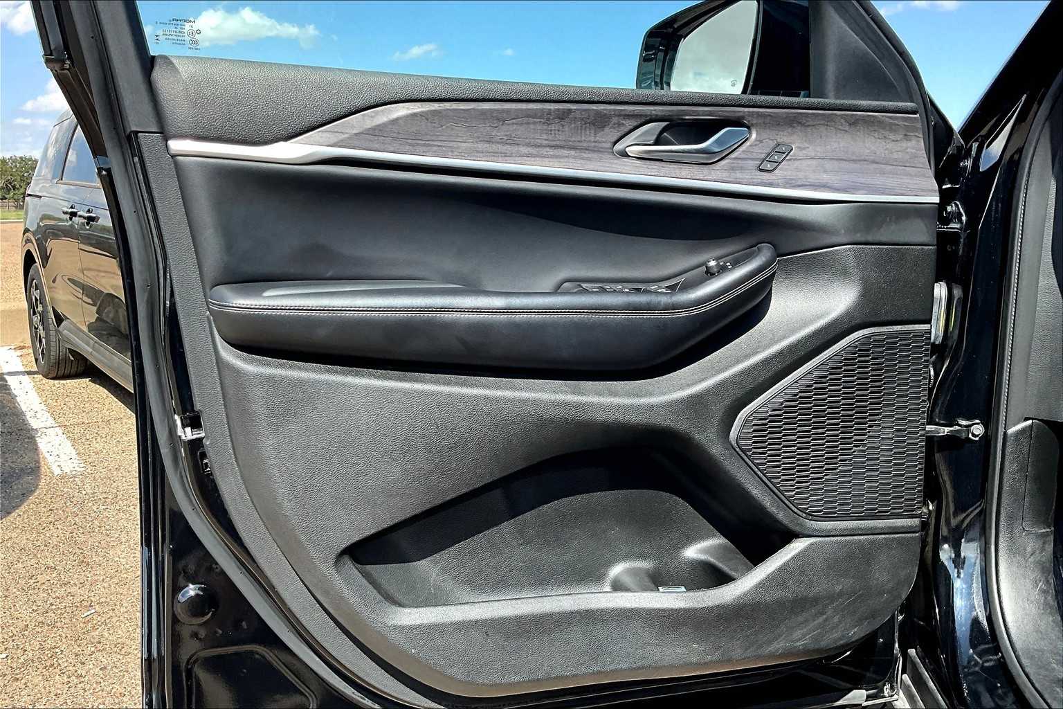 Vehicle image 21 of 33