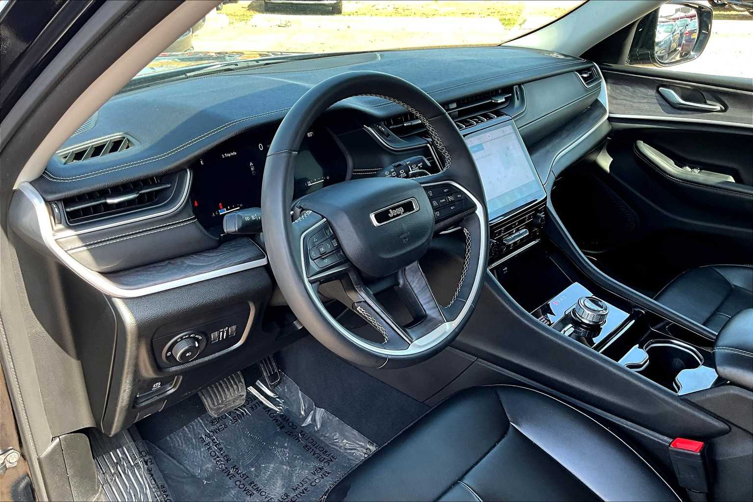 Vehicle image 17 of 33