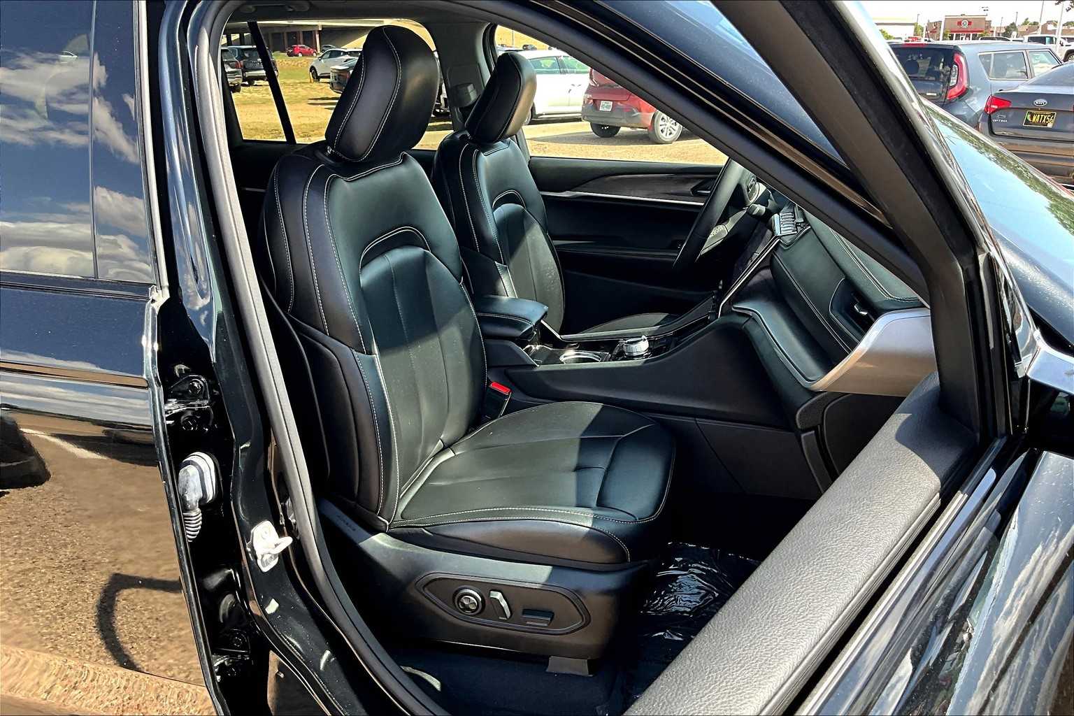 Vehicle image 10 of 33