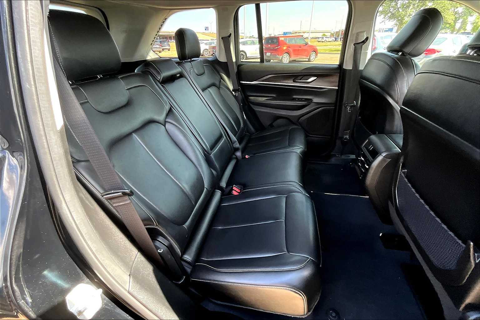 Vehicle image 19 of 33