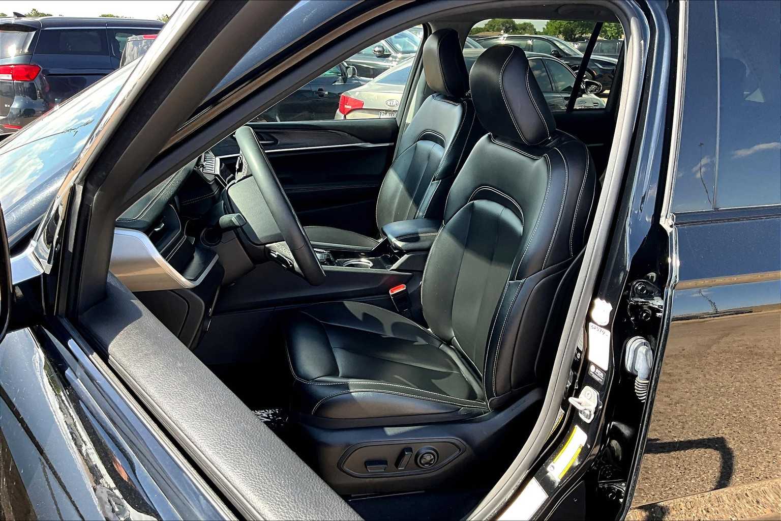 Vehicle image 9 of 33