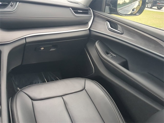 Vehicle image 18 of 29