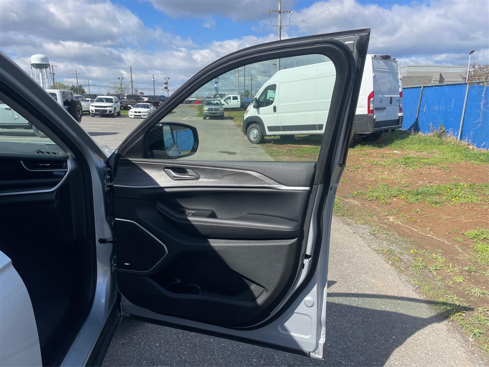 Vehicle image 21 of 22