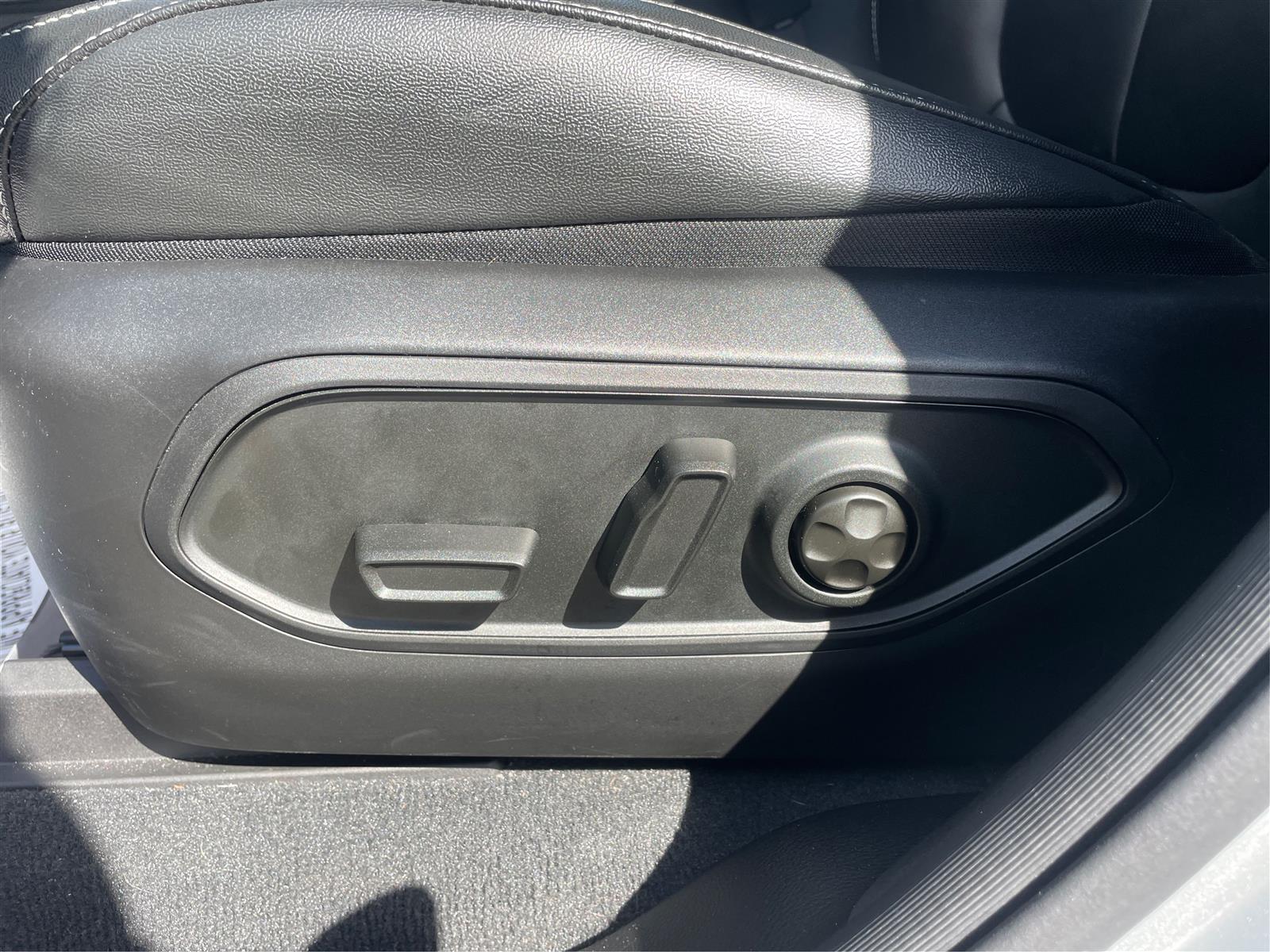Vehicle image 18 of 22