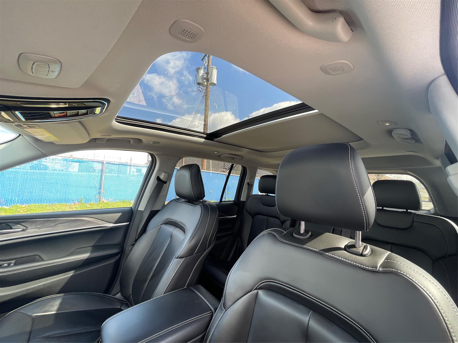 Vehicle image 11 of 22