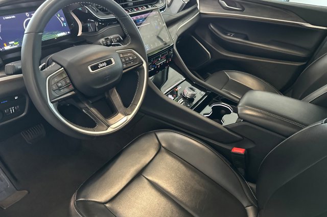 Vehicle image 10 of 29