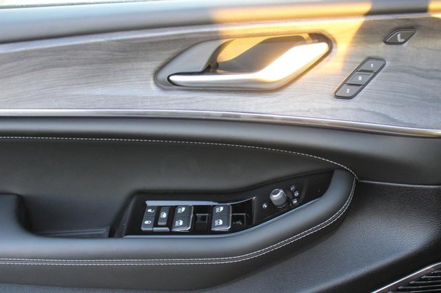 Vehicle image 33 of 36