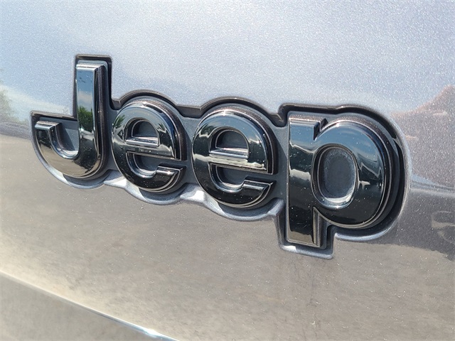 Vehicle image 33 of 36