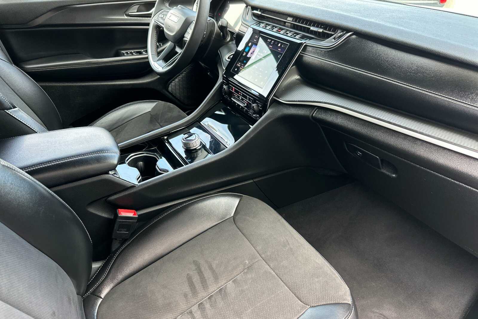 Vehicle image 21 of 28