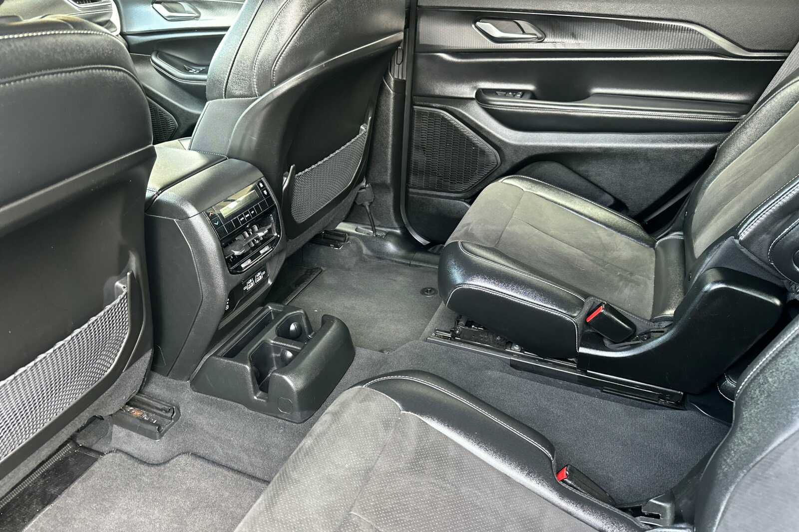 Vehicle image 22 of 28